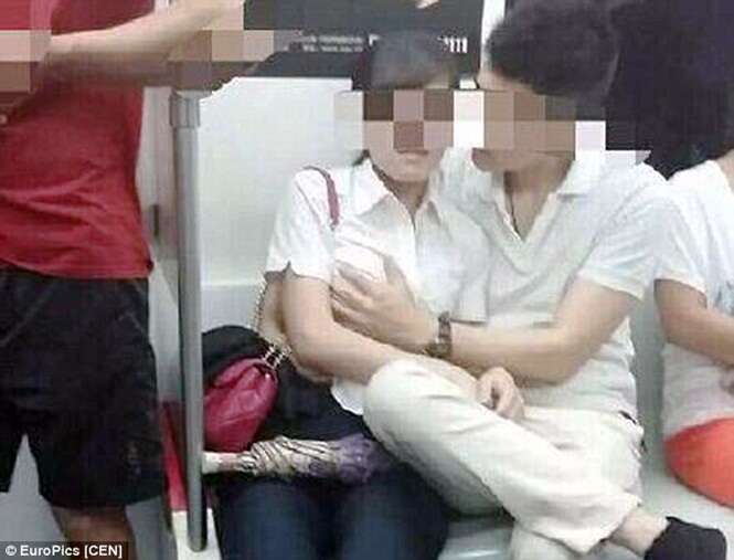 Homem é flagrado acariciando seios da namorada em metrô
