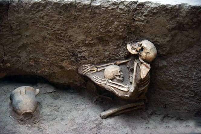 Arqueólogos encontram restos de mãe que morreu tentando proteger seu filho de terremoto