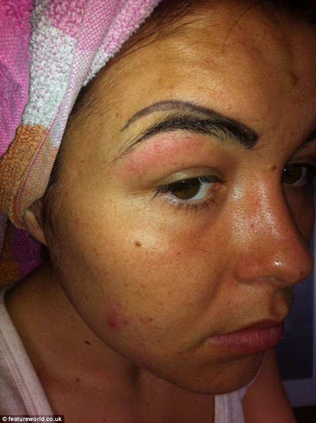 Mulher faz tatuagem no rosto para melhorar visual e acaba ficando com 4 sobrancelhas