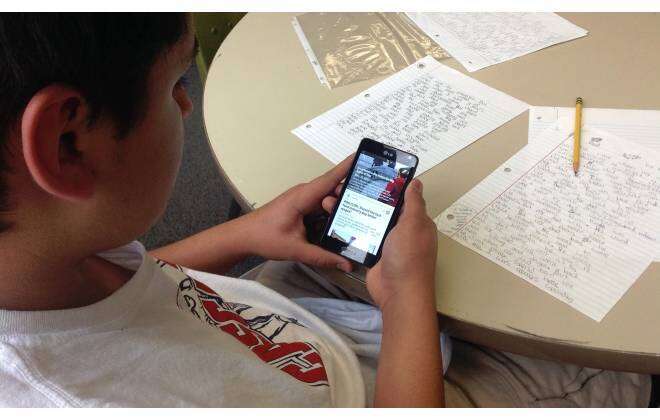 Banir celular das salas de aula melhora o desempenho dos alunos, garante estudo