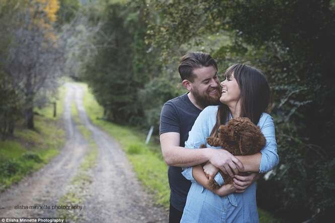 Casal faz sessão de foto com seu cão no lugar de bebê e imagens comovem na web