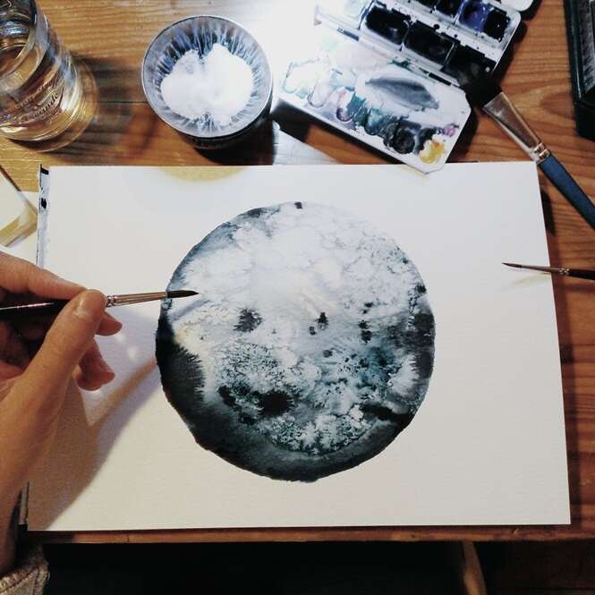 Artista usa técnica de aquarela monocromática para criar desenhos incríveis da lua