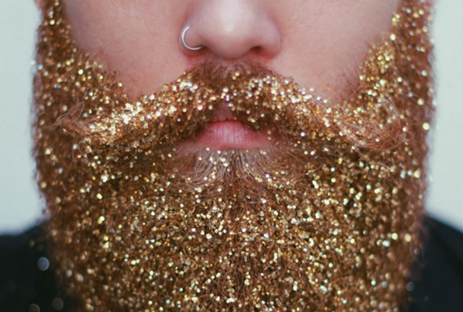 Homens pintam barba com glíter em nova mania para comemorar o Natal