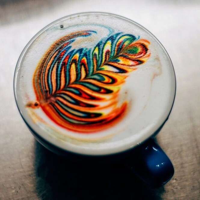 Barista cria arte colorida em cafés