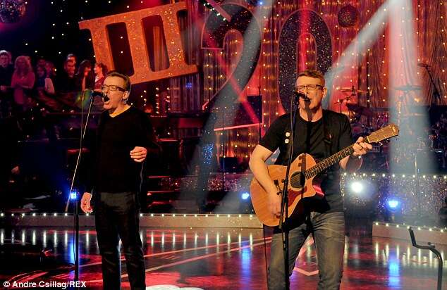 Alguns brincou o par parecia The Proclaimers, retratado desempenho no programa de TV Hootenanny de Jools Holland em Londres em 2013