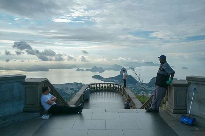 Artista faz série hilária de fotos apontando a câmera ao contrário dos locais mais visitados do mundo