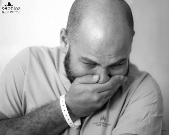 Fotos emocionantes mostrando pais vendo seus filhos recém-nascidos pela primeira vez