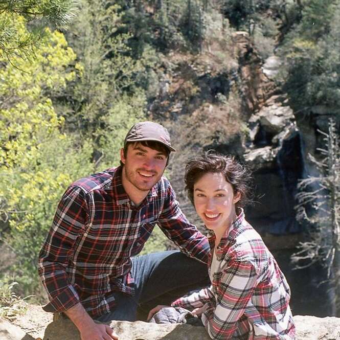 O ensaio fotográfico de noivado deste casal vai te fazer rir