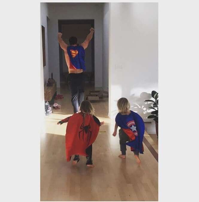 Fotos do ator Chris Hemsworth com os filhos que tornarão seu dia melhor