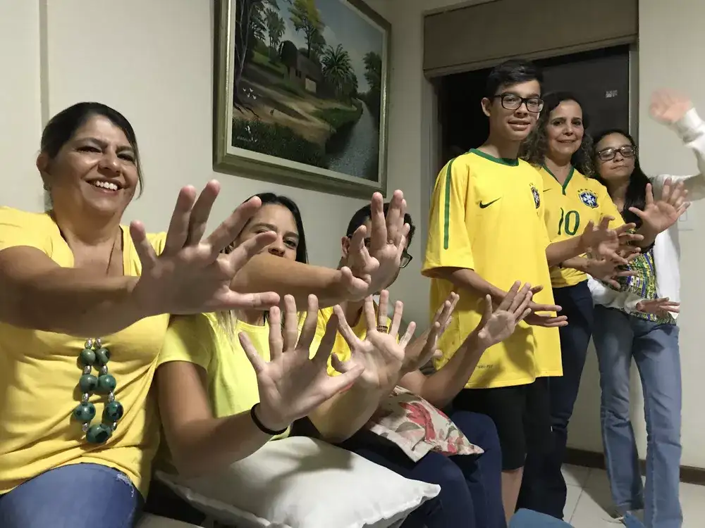 Família de 6 dedos acredita que completará mão com o Hexa na Copa do Mundo